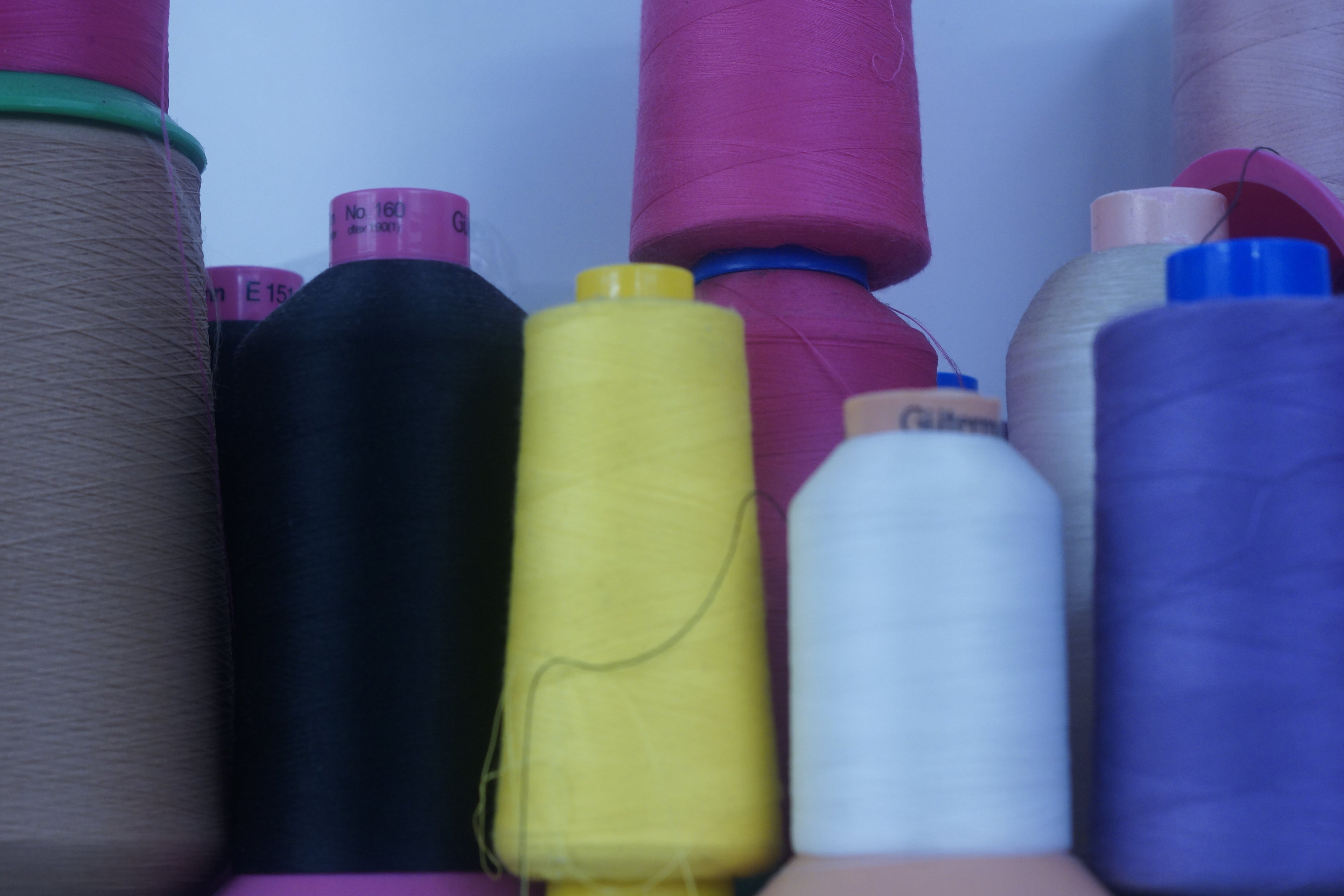Hilos de diferentes colores