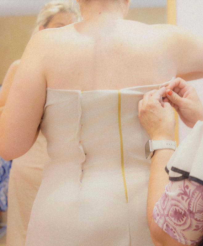 Comment ajuster une robe sans qu'elle perde sa forme