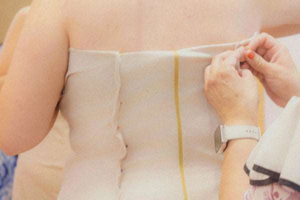 La elegancia no tiene talla: el auge de los vestidos de fiesta que celebran todas las siluetas