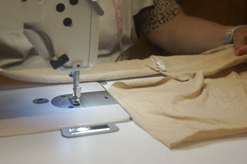 El arte de vestir bien: Por qué la costura artesanal y los arreglos a medida nunca pasan de moda