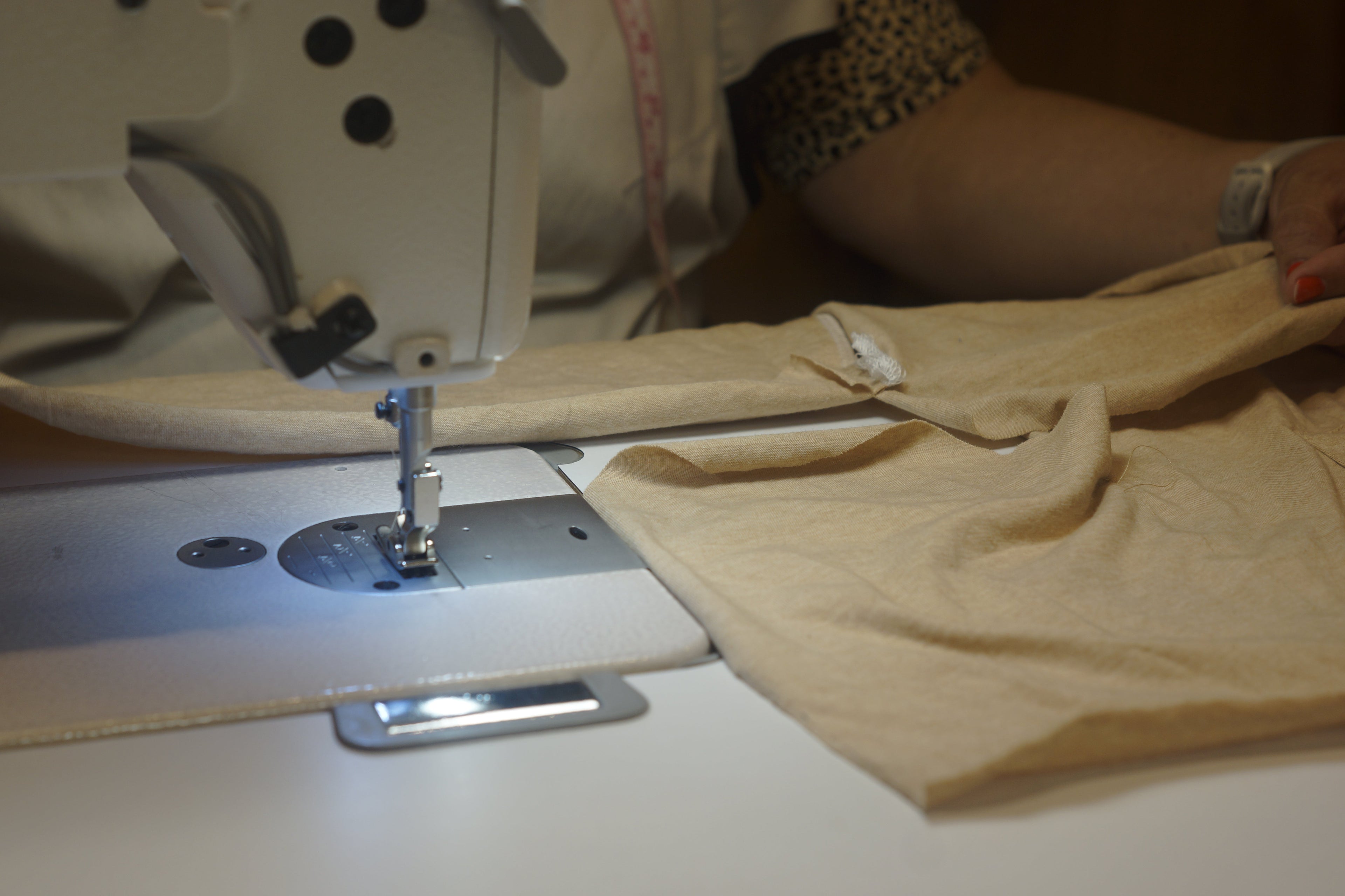 El arte de vestir bien: Por qué la costura artesanal y los arreglos a medida nunca pasan de moda
