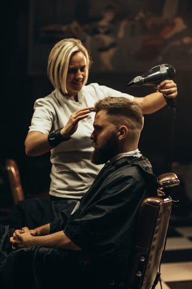 Delantales para peluquería y estética: estilo y funcionalidad en un mismo diseño
