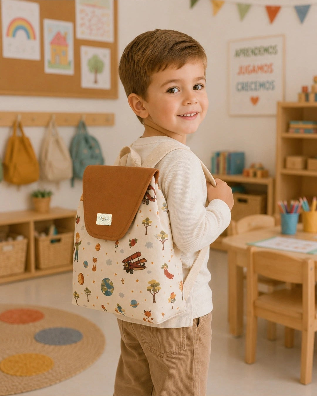 Niño con mochila El Principito en guardería