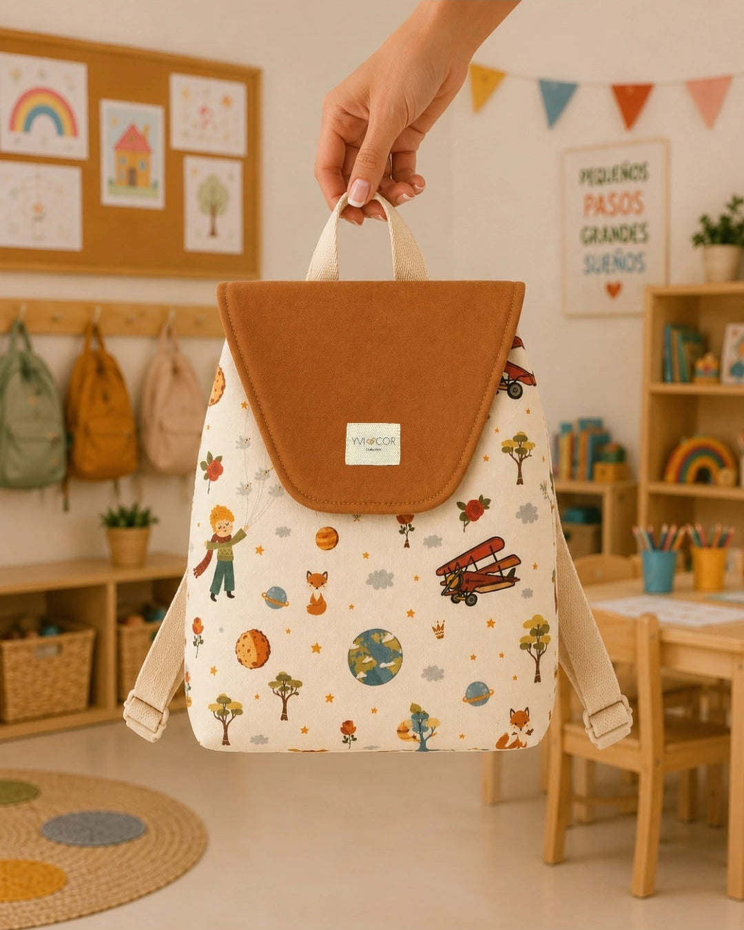 Mochila Petit Guardería El Principito sostenida en mano