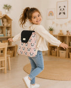 Mochila Petit Panda Rosa sostenida en mano