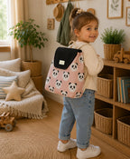 Niña con Mochila Petit Panda Rosa en habitación infantil