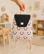Niña con Mochila Petit Panda Rosa en guardería