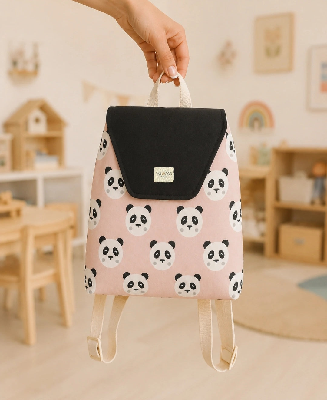 Niña con Mochila Petit Panda Rosa en guardería