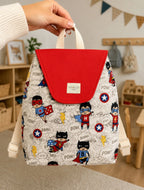 Niño con Mochila Petit Superhéroes POW! en guardería