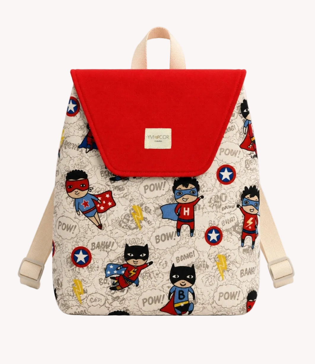 Mochila Petit Superhéroes POW! sostenida en mano