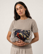 Bolso clutch artesanal con relieve 3D de loro tropical en terciopelo azul y laterales en pelo gris, de Yvicor Atelier de Costura (vista 4).