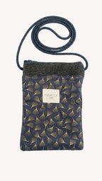 Portamóvil bandolera artesanal con estampado de hojas de ginkgo doradas sobre azul marino, de Yvicor Atelier de Costura (vista 3).