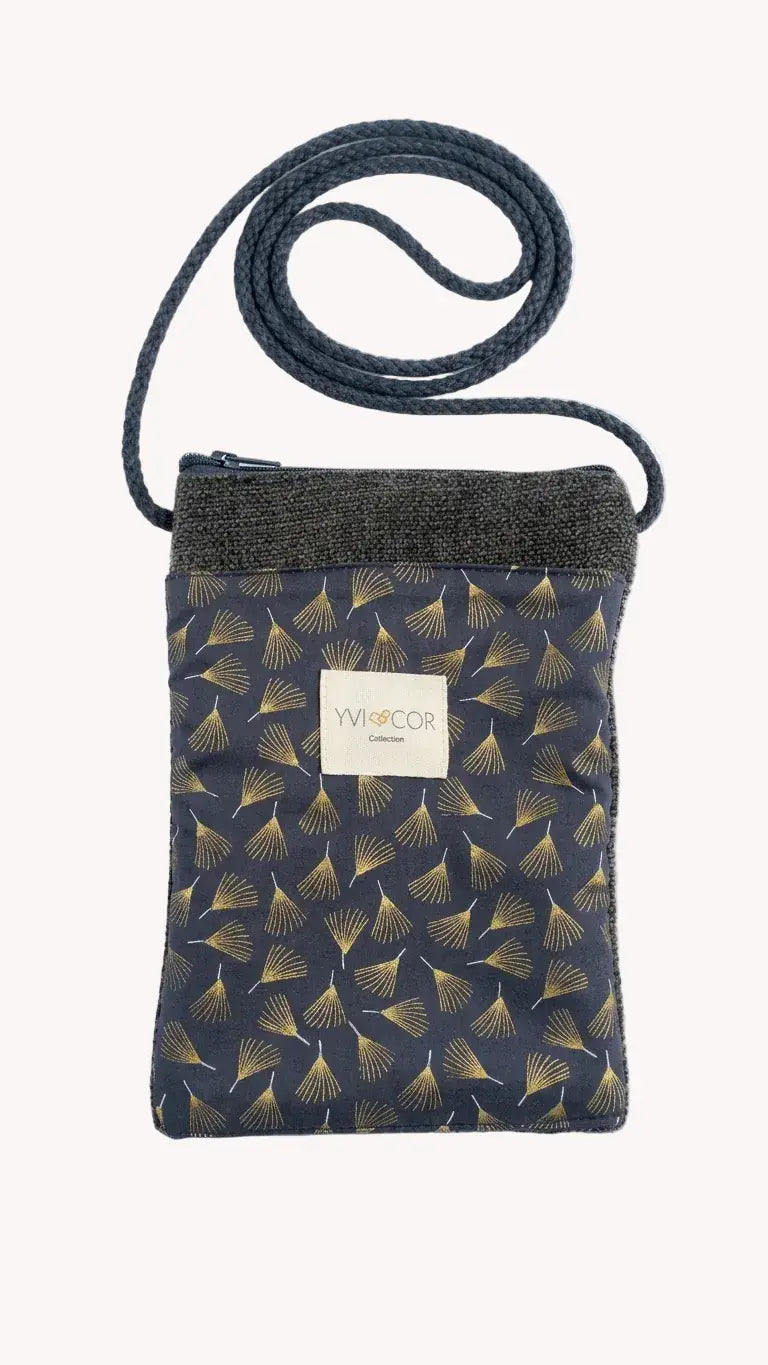 Portamóvil bandolera artesanal con estampado de hojas de ginkgo doradas sobre azul marino, de Yvicor Atelier de Costura (vista 3).