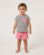 Conjunto de bebé marinero en rayas azul marino con short rosa coral, de Yvicor Atelier de Costura (vista 2).