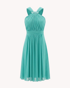 Vestido de fiesta verde esmeralda de Invitadissimas con detalles de perlas y diseño elegante para eventos especiales.