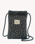 Portamóvil bandolera artesanal con estampado de hojas de ginkgo doradas sobre azul marino, de Yvicor Atelier de Costura.