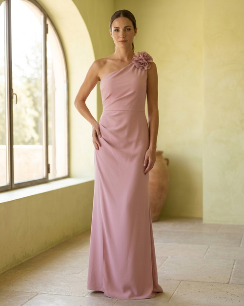 Vestido rosa palo de Atelier Yvicor con diseño elegante y moderno, mostrando detalles de la prenda en la imagen.