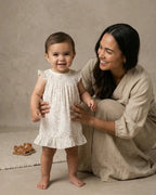 Conjunto de bebé con vestido de alas de ángel y bombacha con estampado botánico acuarela, de Yvicor Atelier de Costura (vista 3).