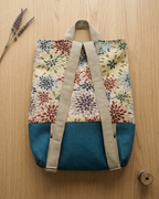 Mochila Camil artesanal con tejido tapiz de dalias multicolor y base azul petróleo, de Yvicor Atelier de Costura (vista 4).