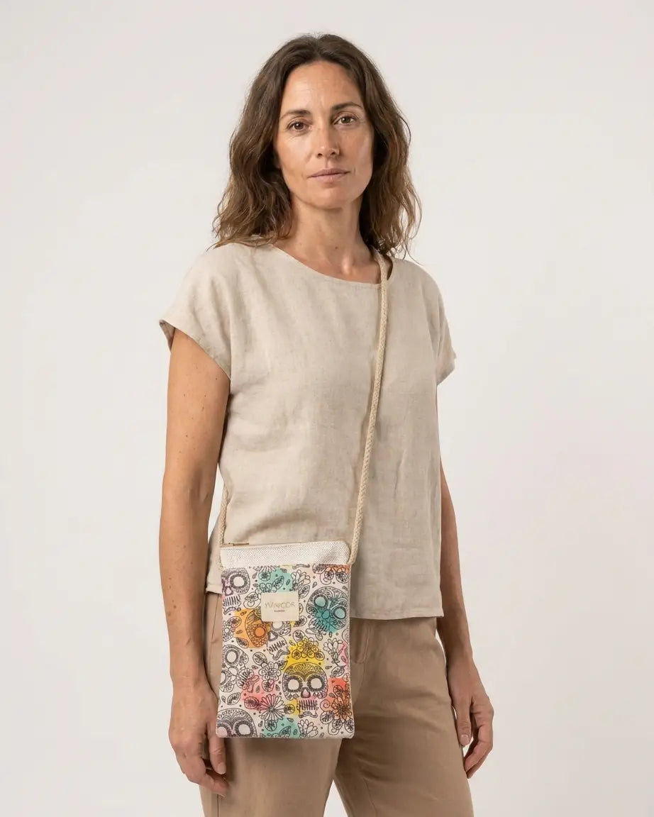 Portamóvil bandolera artesanal con estampado de calaveras mexicanas, de Yvicor Atelier de Costura (vista 2).