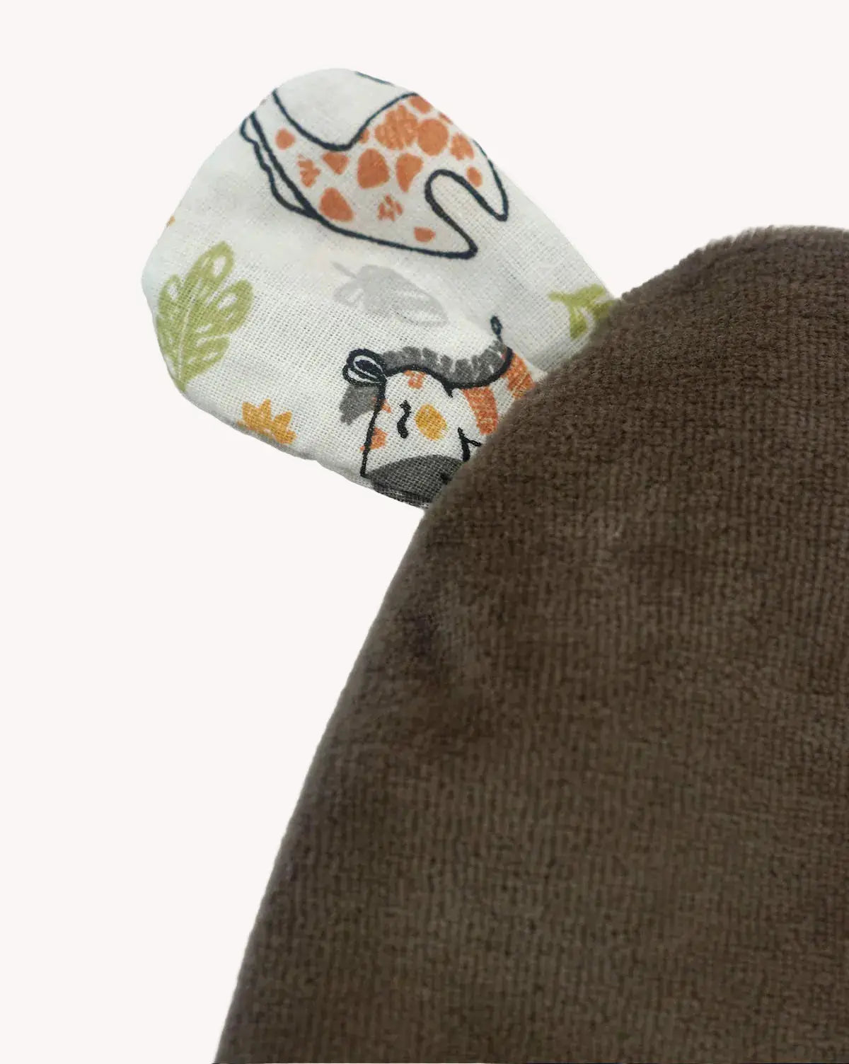Gorrito reversible para bebé con orejas, estampado safari y marrón liso, de Yvicor Atelier de Costura (vista 4).
