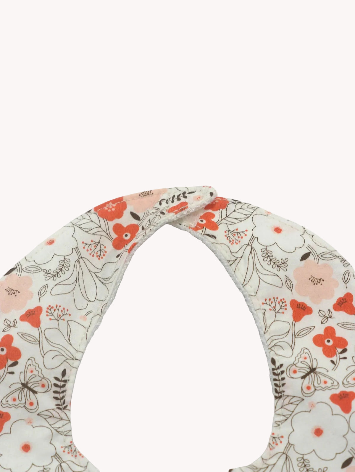 Babero bandana para bebé con estampado floral de mariposas, de Yvicor Atelier de Costura (vista 3).
