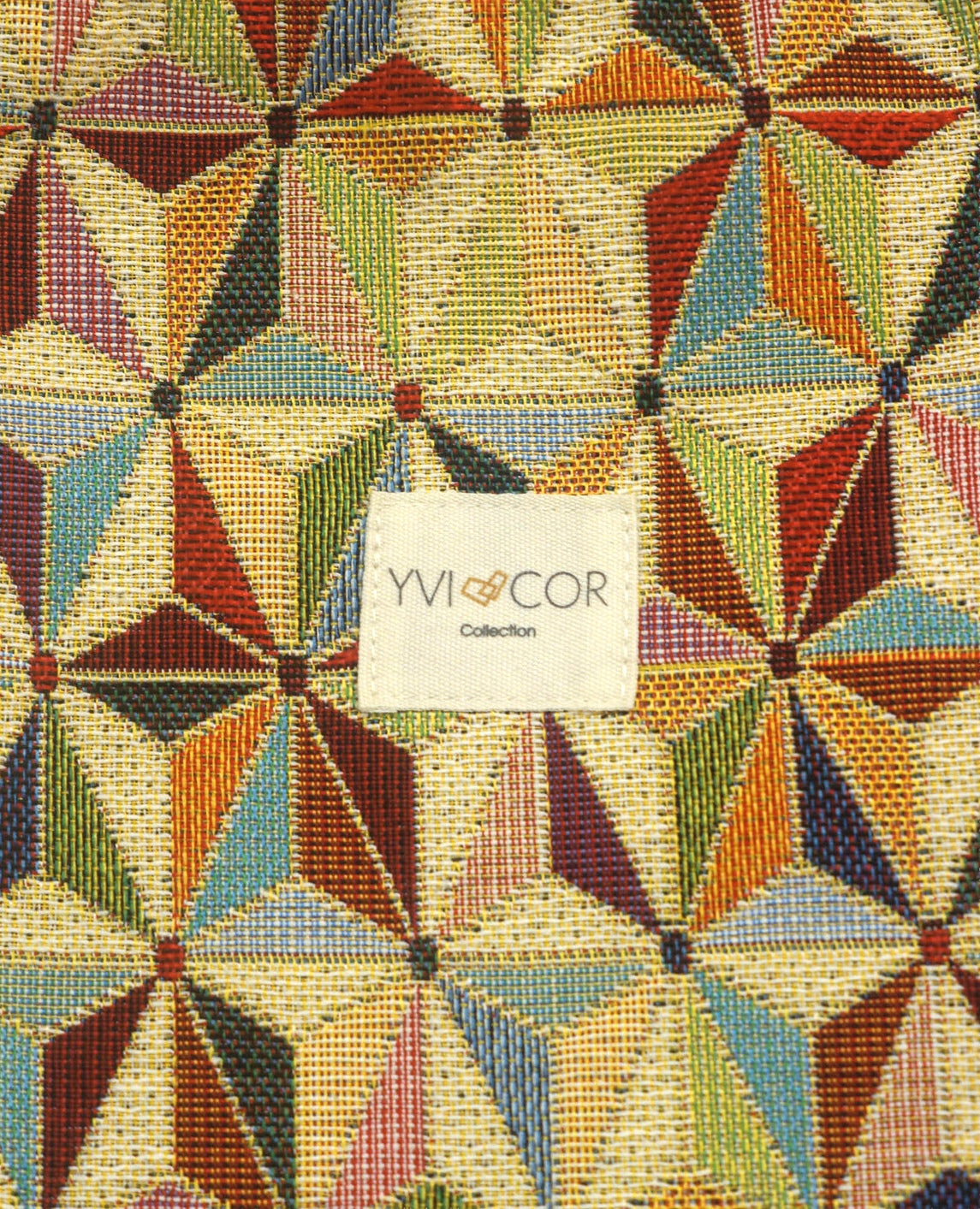 Mochila Camil artesanal con tejido tapiz geométrico multicolor y base de ante camel, de Yvicor Atelier de Costura (vista 4).