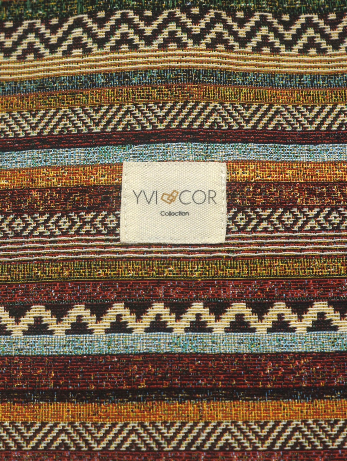 Mochila Camil artesanal con tejido tapiz étnico terracota, hilo dorado y base de lino, de Yvicor Atelier de Costura (vista 4).