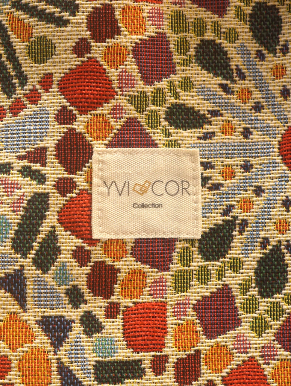 Mochila Camil artesanal con tejido tapiz mosaico mandala multicolor y base naranja, de Yvicor Atelier de Costura (vista 4).