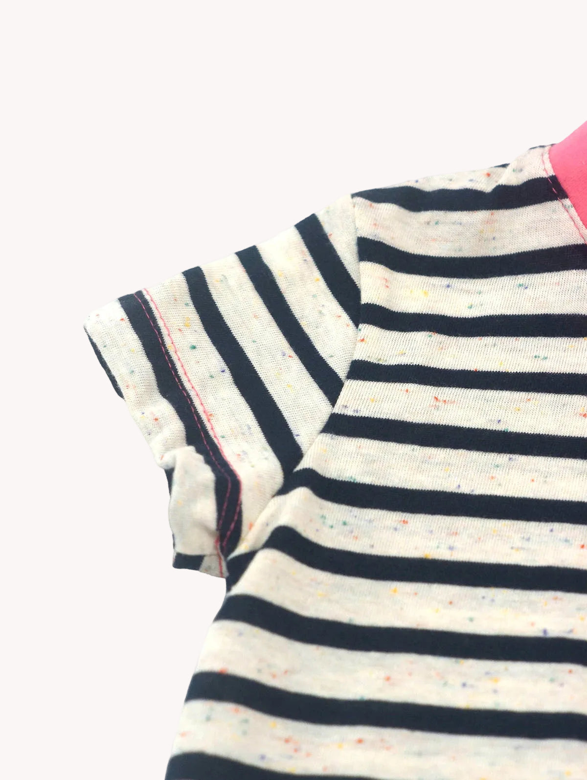 Conjunto de bebé marinero en rayas azul marino con short rosa coral, de Yvicor Atelier de Costura (vista 3).