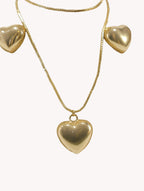 Collar Bisutería Triple Corazón Dorado Yvicor Collection - Atelier Yvicor
