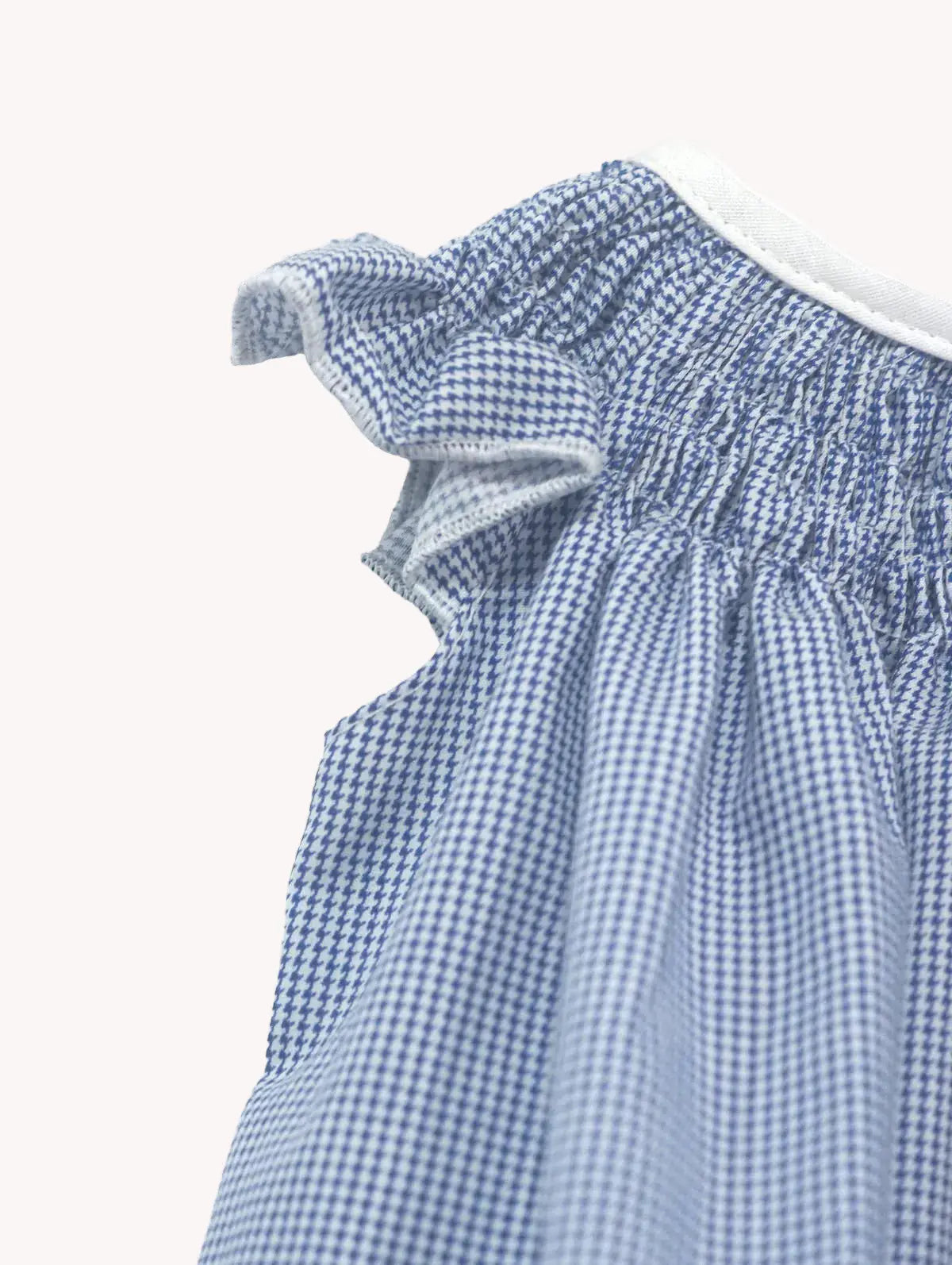 Conjunto de bebé con vestido alas de ángel y bombacha pata de gallo azul, de Yvicor Atelier de Costura, ropa infantil adorable.