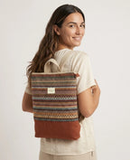 Mochila Camil artesanal con tejido tapiz étnico terracota, hilo dorado y base de lino, de Yvicor Atelier de Costura (vista 2).