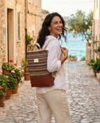Mochila Camil artesanal con tejido tapiz étnico terracota, hilo dorado y base de lino, de Yvicor Atelier de Costura (vista 3).
