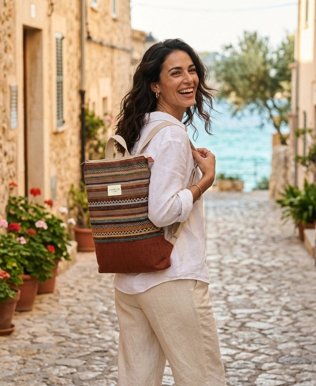 Mochila Camil artesanal con tejido tapiz étnico terracota, hilo dorado y base de lino, de Yvicor Atelier de Costura (vista 3).