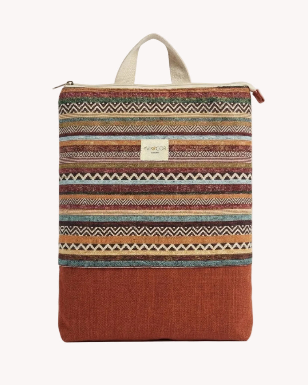 Mochila Camil artesanal con tejido tapiz étnico terracota, hilo dorado y base de lino, de Yvicor Atelier de Costura.