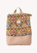 Mochila Camil artesanal con tejido tapiz geométrico multicolor y base de lino rosa, de Yvicor Atelier de Costura.