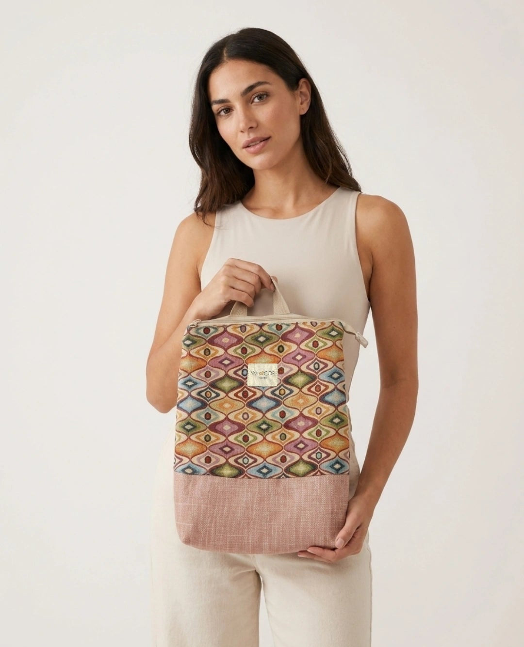 Mochila Camil artesanal con tejido tapiz geométrico multicolor y base de lino rosa, de Yvicor Atelier de Costura (vista 2).