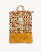 Mochila Camil artesanal con tejido tapiz geométrico multicolor y base de ante camel, de Yvicor Atelier de Costura.