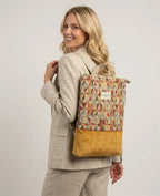 Mochila Camil artesanal con tejido tapiz geométrico multicolor y base de ante camel, de Yvicor Atelier de Costura (vista 2).