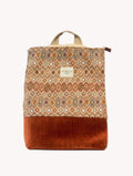 Mochila Camil artesanal con tejido tapiz zigzag terracota y base de ante, de Yvicor Atelier de Costura.