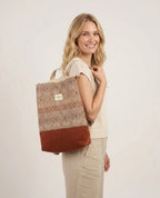 Mochila Camil artesanal con tejido tapiz zigzag terracota y base de ante, de Yvicor Atelier de Costura (vista 2).