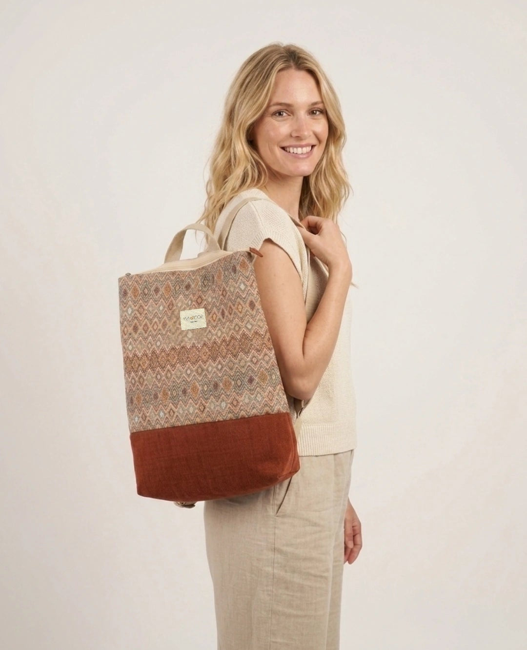 Mochila Camil artesanal con tejido tapiz zigzag terracota y base de ante, de Yvicor Atelier de Costura (vista 2).