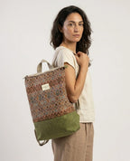 Mochila Camil artesanal con tejido tapiz zigzag de diamantes en verde kaki, de Yvicor Atelier de Costura (vista 2).