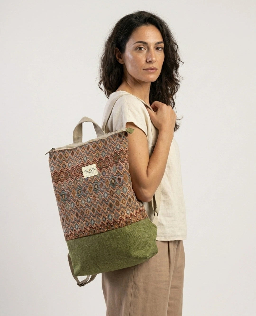Mochila Camil artesanal con tejido tapiz zigzag de diamantes en verde kaki, de Yvicor Atelier de Costura (vista 2).