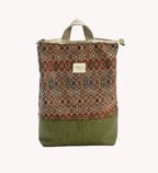 Mochila Camil artesanal con tejido tapiz zigzag de diamantes en verde kaki, de Yvicor Atelier de Costura.
