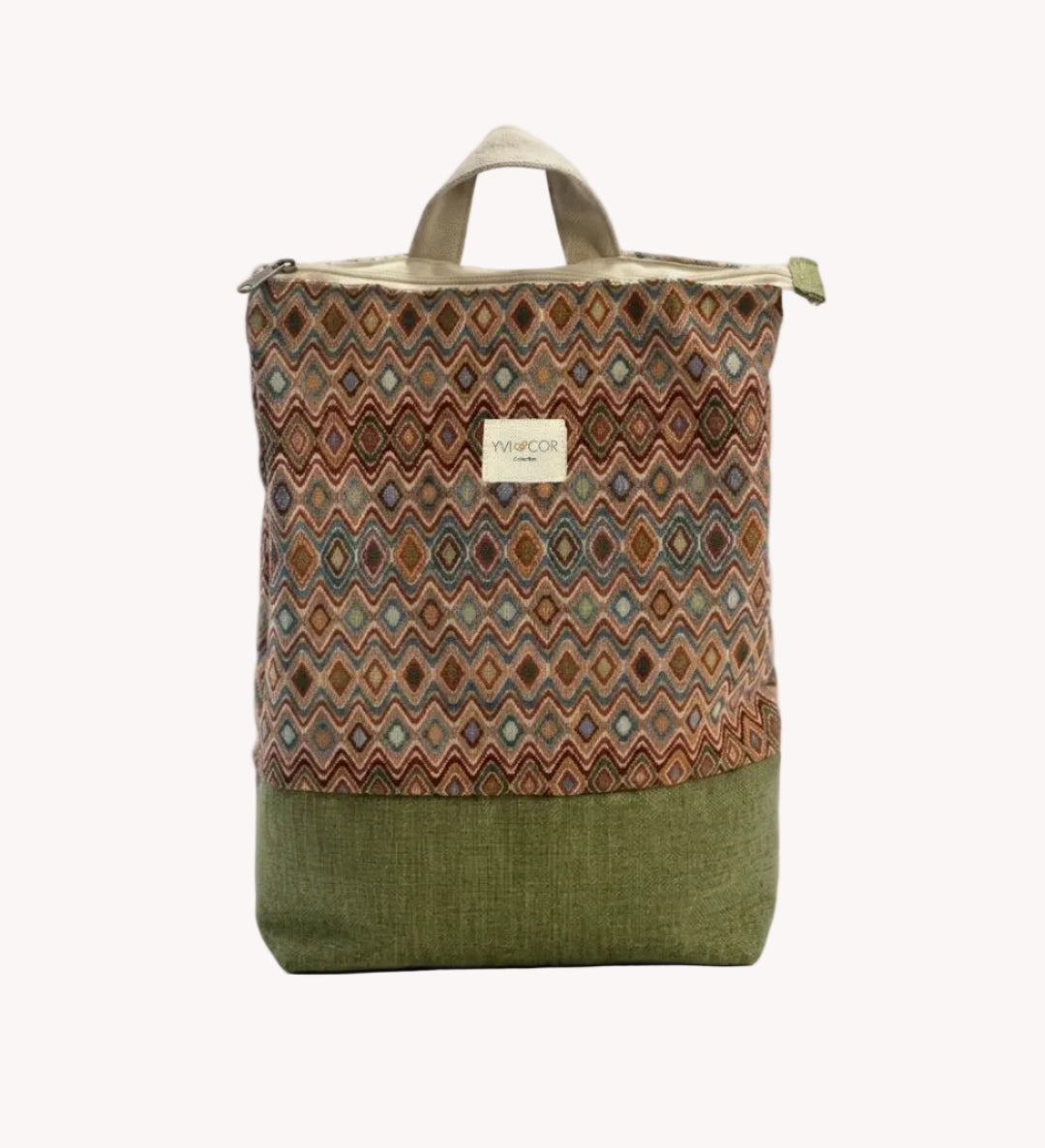 Mochila Camil artesanal con tejido tapiz zigzag de diamantes en verde kaki, de Yvicor Atelier de Costura.