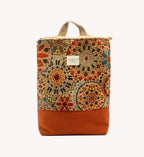 Mochila Camil artesanal con tejido tapiz mosaico mandala multicolor y base naranja, de Yvicor Atelier de Costura.