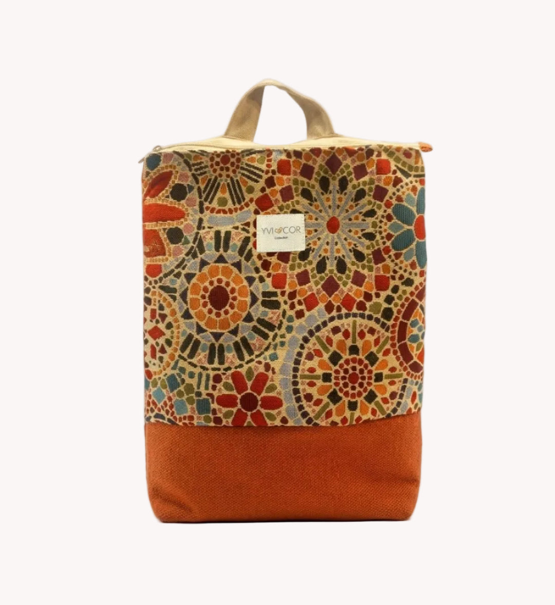 Mochila Camil artesanal con tejido tapiz mosaico mandala multicolor y base naranja, de Yvicor Atelier de Costura.
