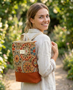 Mochila Camil artesanal con tejido tapiz mosaico mandala multicolor y base naranja, de Yvicor Atelier de Costura (vista 3).